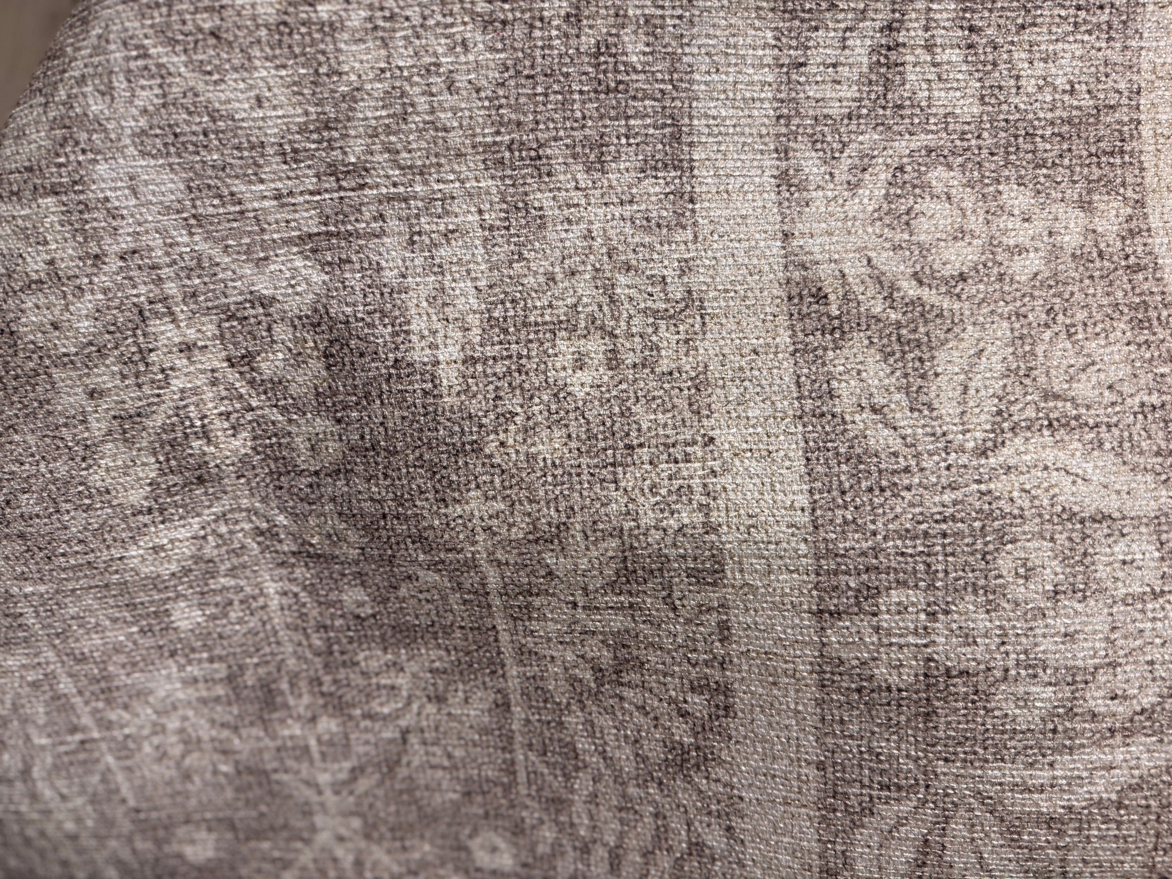 Neutral taupe patterned 5x7’6” rug rental