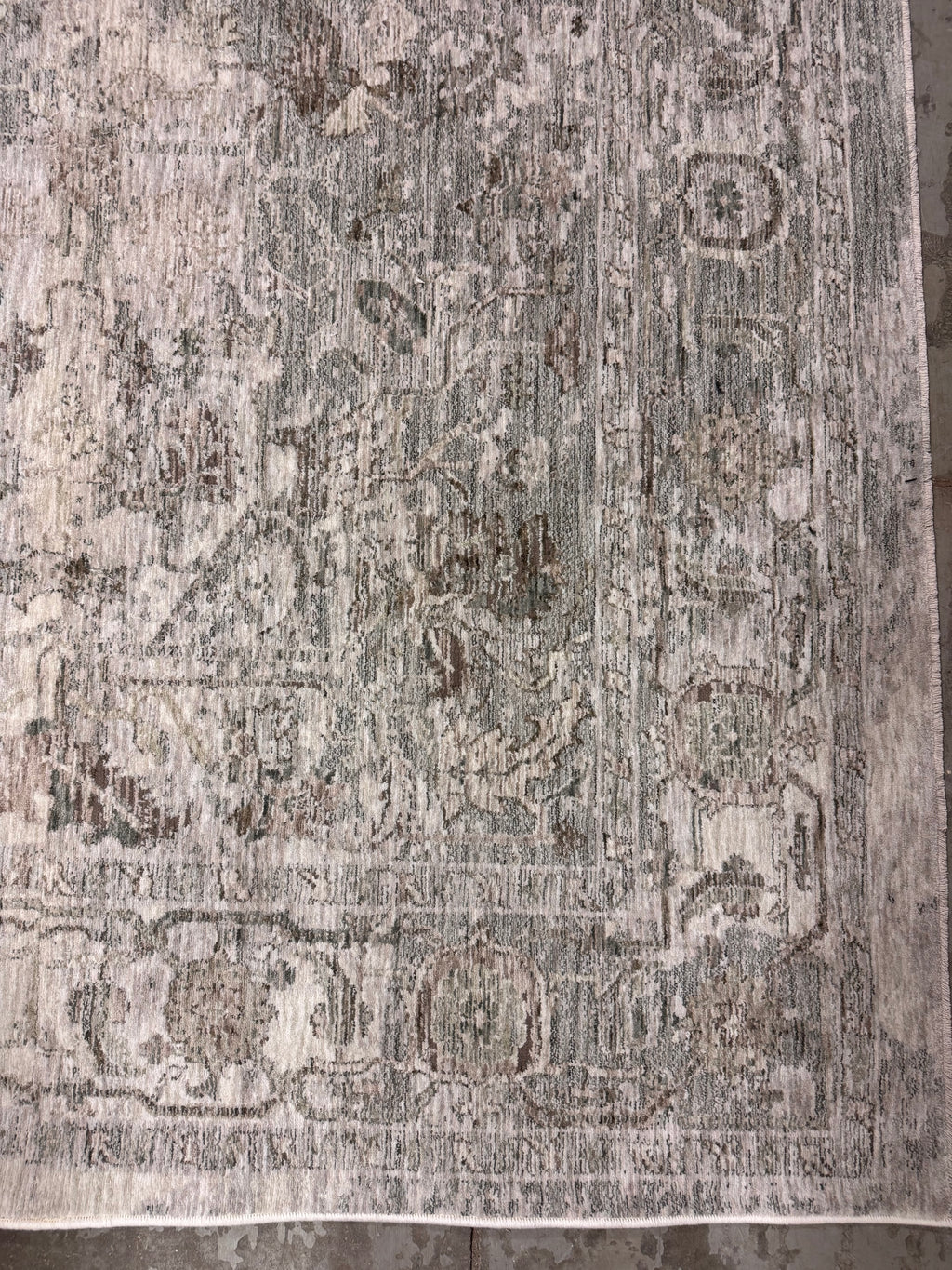 5’ 6” x 11’ 6” neutral rug rental