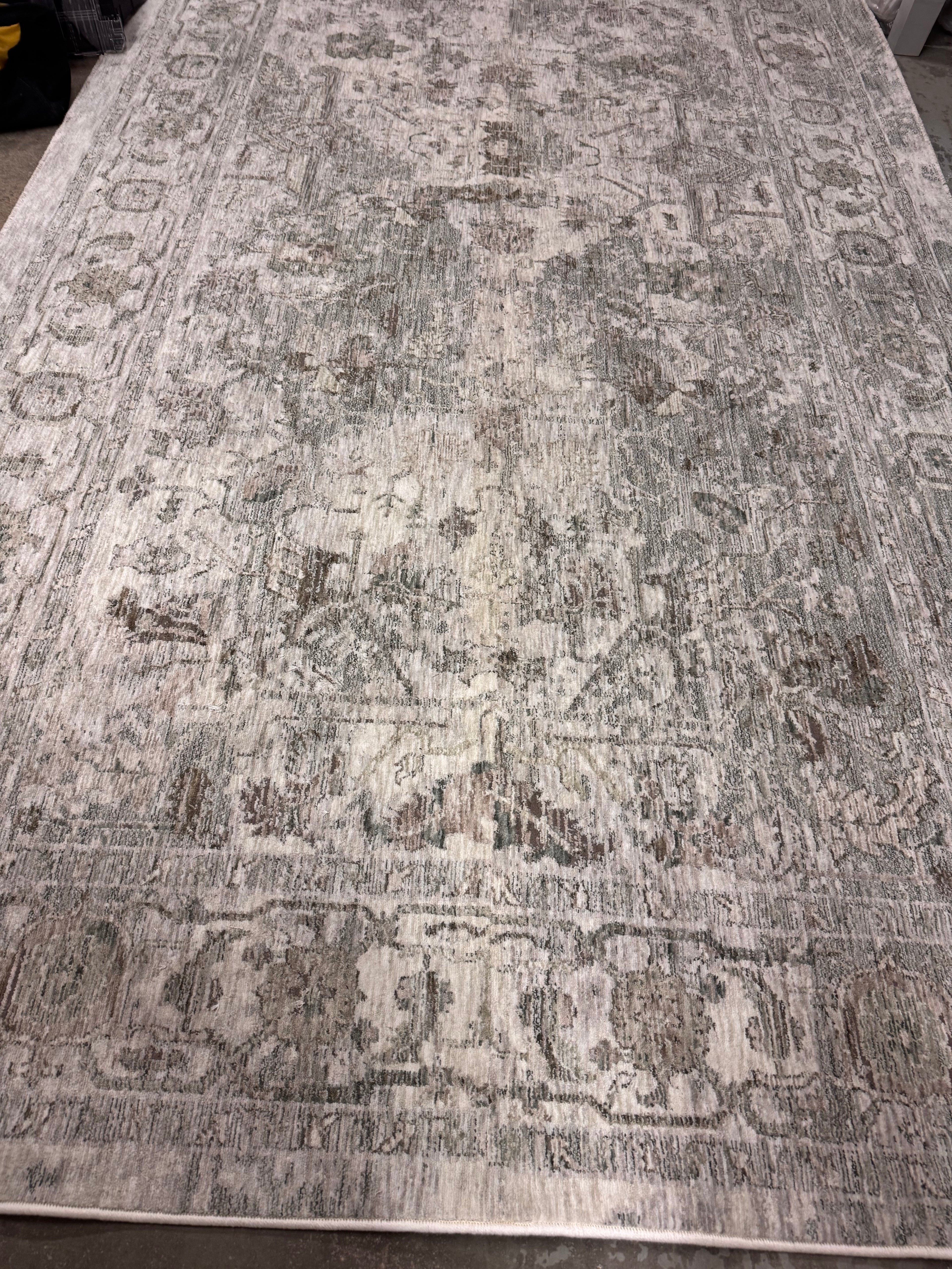 5’ 6” x 11’ 6” neutral rug rental