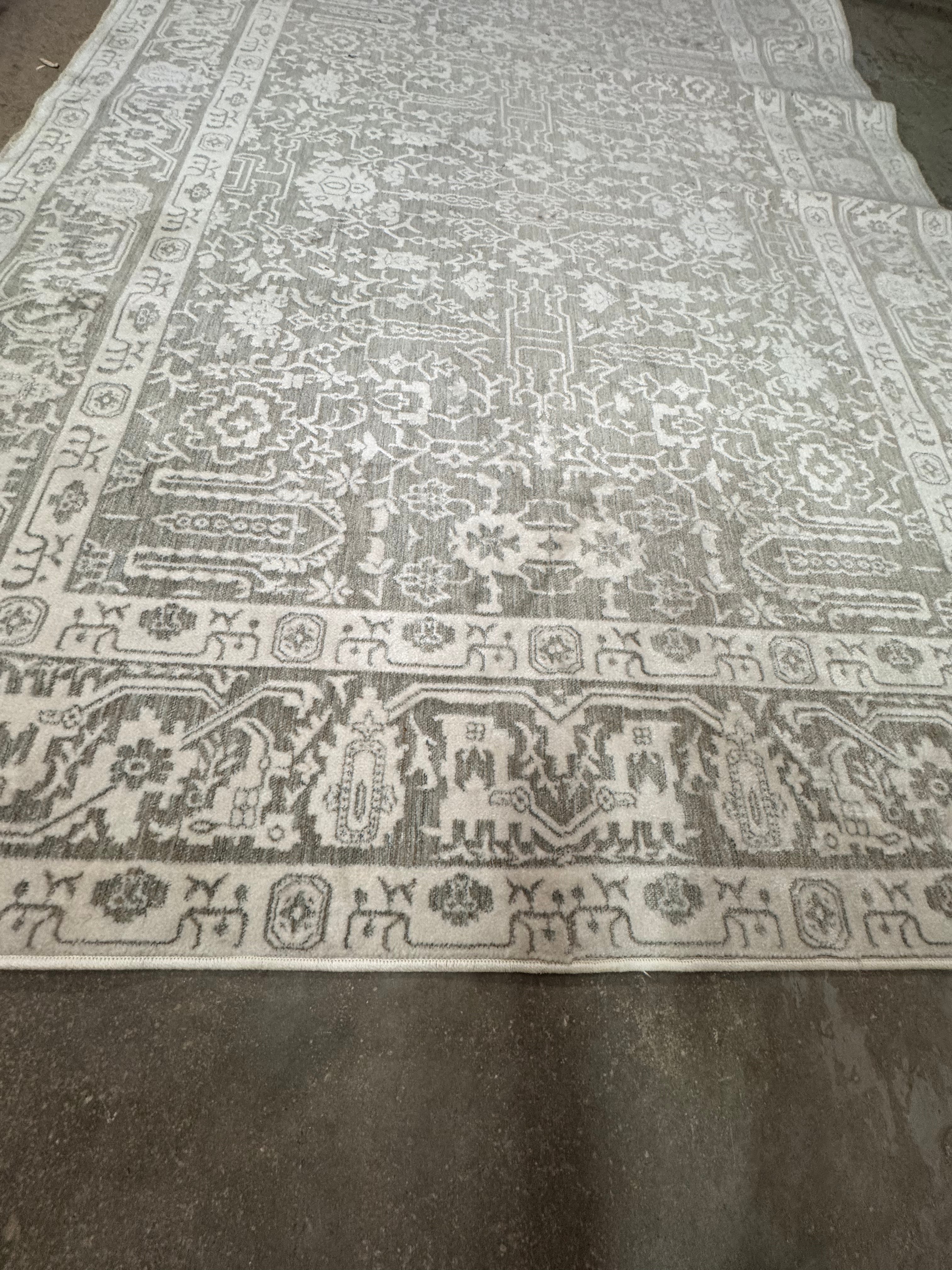 5’5” x 11’6” soft taupe zumi rug rental