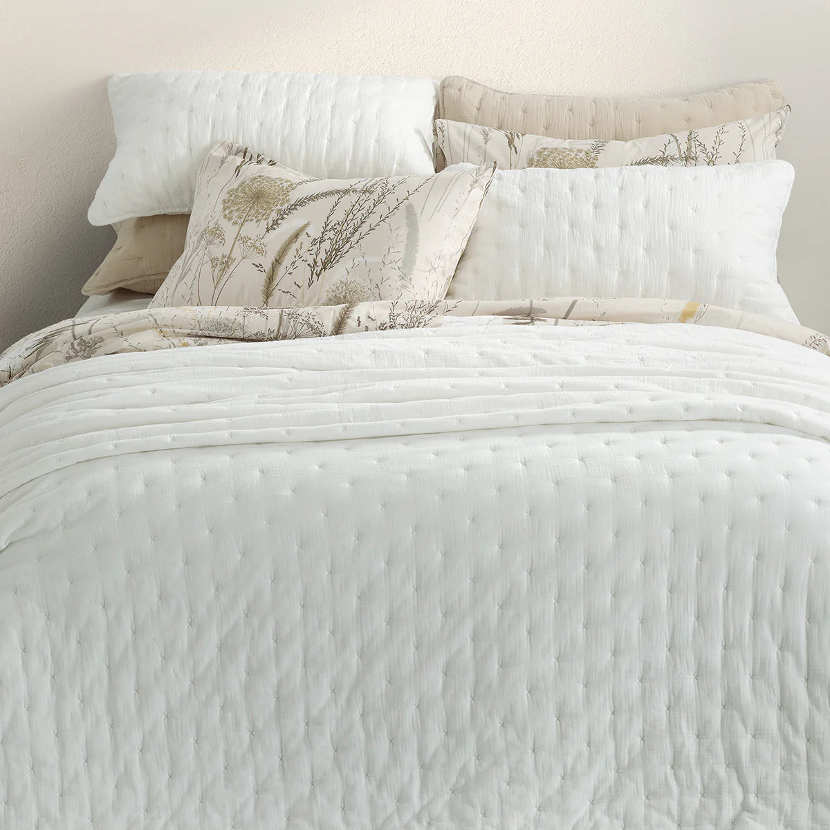 White queen quilt set rental